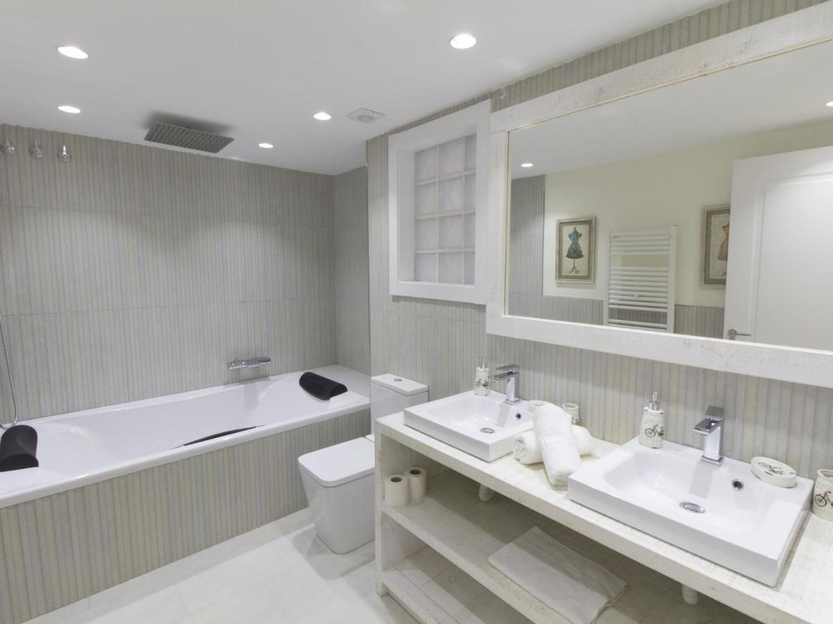 Sitges Spaces Mediterranean Apartments 5 Bedrooms, 4 Bathrooms, 75M2 Terrace, Centre Sitges- Sleeps 11 Extérieur photo